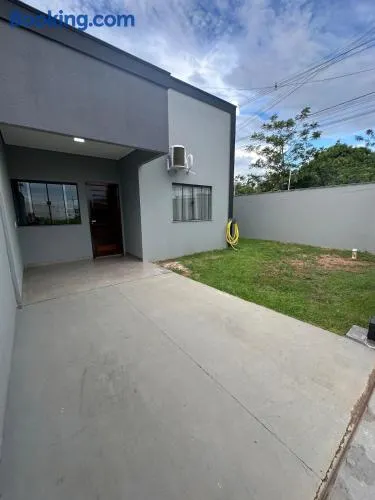 Casa vaga 2 carros ou caminhonete, 2 quartos, espaçosa, completa para 8 pessoas - Image 1