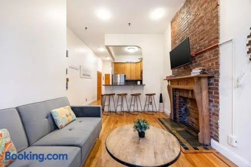 Spacious 1-bedroom retreat in Harlem - Image 1