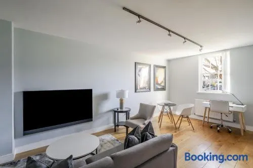 Luxury Private House, Sky TV, Netflix & Free Parking - Image 1