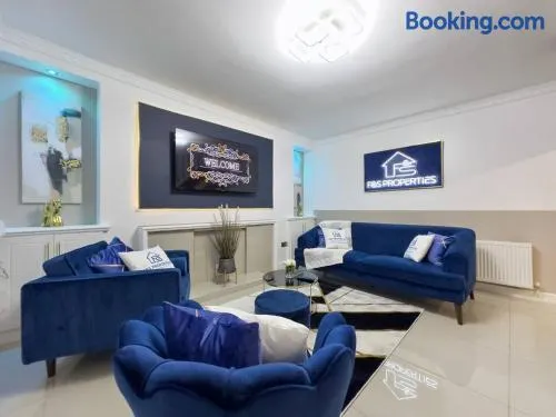 Dashing and Distinctive Dwelling w Rooftop Garden - Image 1