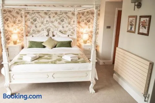 5 Bed Luxury Townhouse with Hot Tub, Rooftop Terrace, Perfect for Groups, Near Cruise Terminal - Image 1