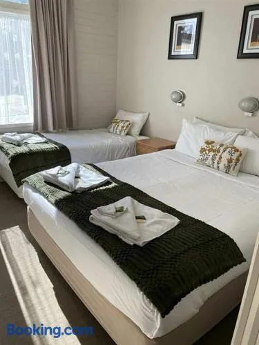 Glenelg Inn Hotel - Image 1