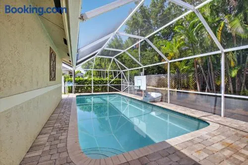 Family-Friendly Boca Gem! 4BR 3BA with Pool & Sauna - Image 1