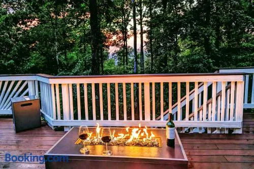 Mountain Getaway - 7 beds, 2 King - Large Common Area - Image 1
