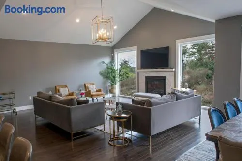 A luxurious 6 Bedfroom Family-Friendly House - Image 1