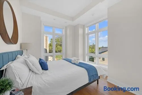 Luxe Toronto Townhome, Rooftop Terrace, Parking - Image 1