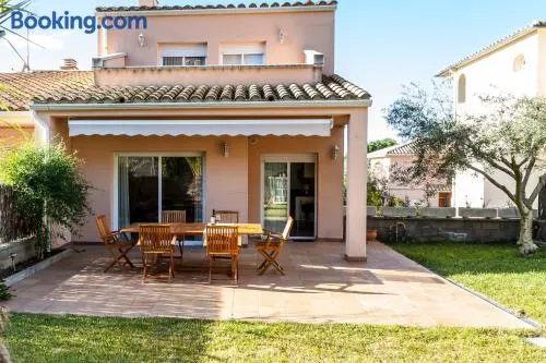 CASA CON JARDIN-WIFI FREE - Image 1