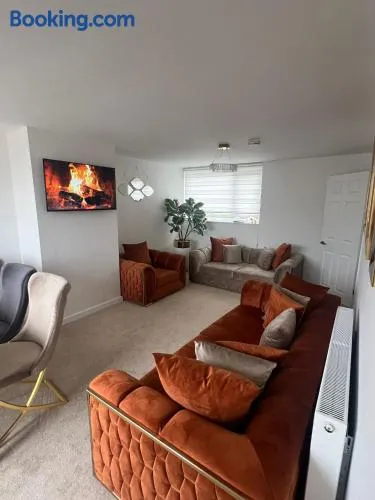 Elegant House - 6 Sleeps - 10 Minute walk to the Town - Image 1