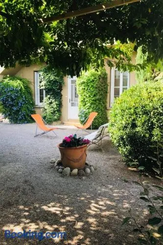 Gîte LA GLYCINE, dans un écrin de verdure près de la mer - Image 1