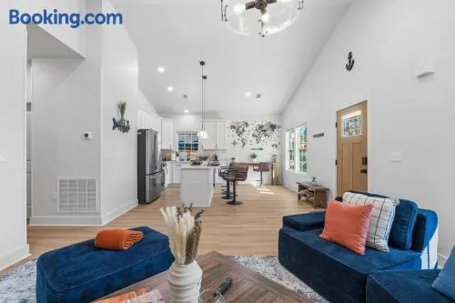 NEW-3 BEDROOM HOUSE - 5 mins from NAS , 7 mins Downtown, 15 mins From The Beaches - Image 1