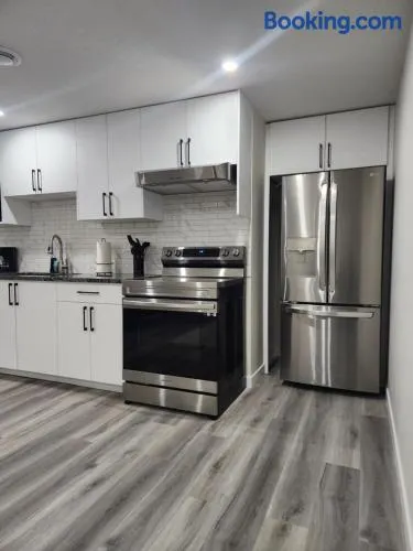 Trendy 2-Bed Oasis Awaits! - Image 1