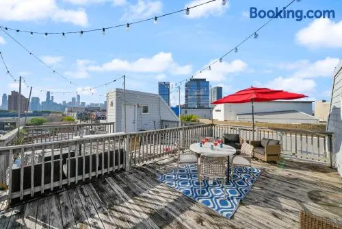 City-View Chicago 3-BR Rooftop - Image 1