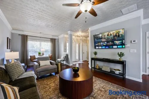 Stay In This Chic Townhome Near Olde Rope Mill - Image 1