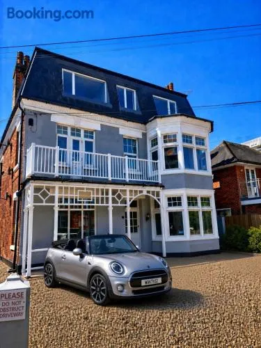 Devon Lodge - Large 3 bed Apartment Sleeps 8 Beach opposite - Image 1