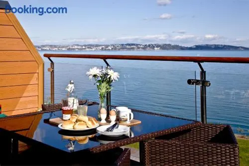 Avocet 2 Luxury Apartment with Pool and Parking - Image 1