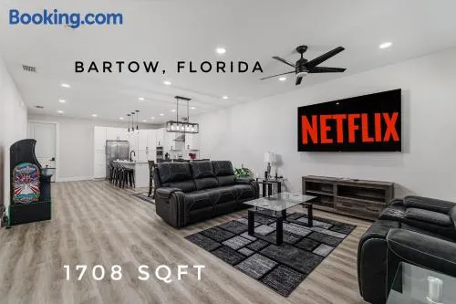 Elegant Queen Suite & Private Room in Spacious Bartow Coliving Apartment Near Lakeland & LEGOLAND - Image 1
