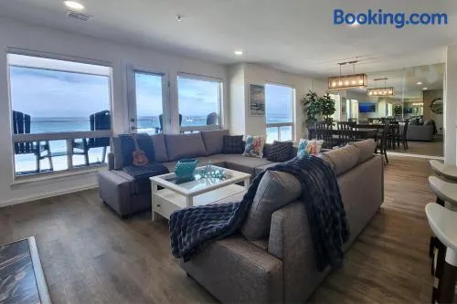 Modern Coastal Escape Breathtaking Ocean - Image 1