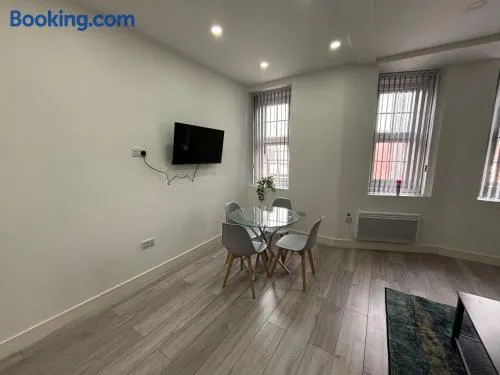 Modern and Spacious Home CITY CENTRE location and FREE parking - Image 1