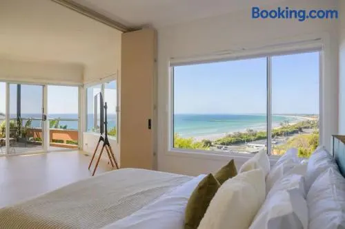Pudding's Home Luxury Oceanfront Escape - Image 1
