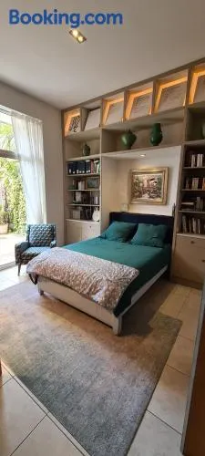 Suite indépendante avec 1 chambre et 1 bureau - Image 1