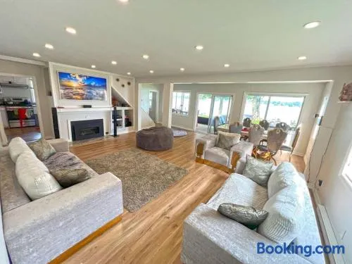 Charming Cottage on Lake Simcoe - Image 1