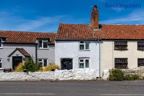 Cosy Cottage with free on street parking - Image 1