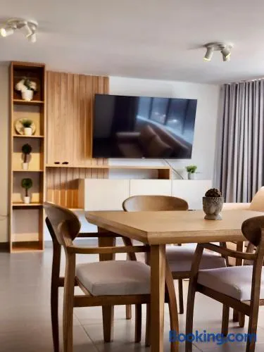 Moderno y Cálido Apartamento en el Centro - Image 1