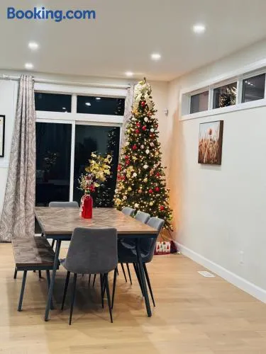 Luxury Home 2 mins drive to Saugeen Shores beach - Image 1