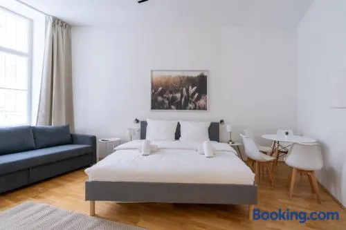 Stylish studio with air con & free parking - Image 1