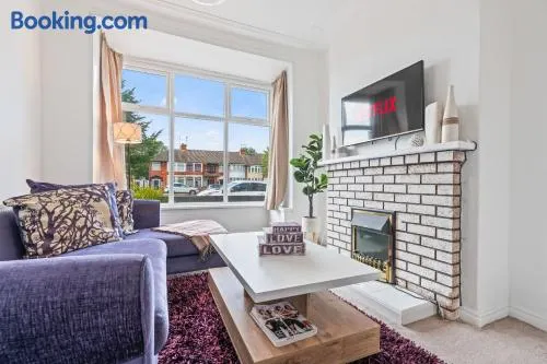 Cosy 3-bedroom house, garden, fast wi-fi, 6 mins walk to Hull fair, 4 mins drive to MKM stadium perfect for Contractors, Families, HRI hospital locum staff and corporate guests - Image 1