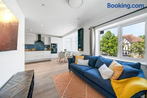 Newly Refurbished 2 Bed Flat - Image 1