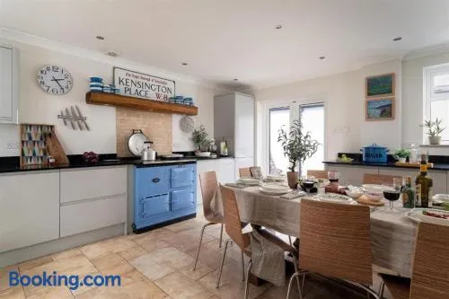 Quay House Luxury Living for 10 & Private Parking - Image 1