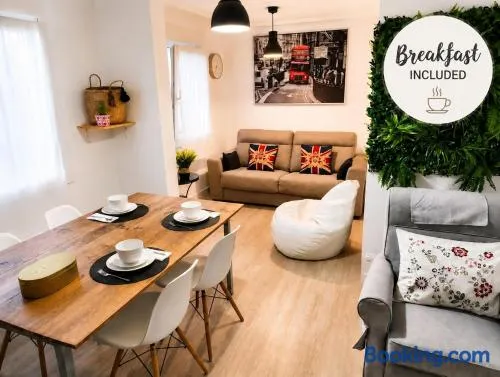 Apartamento entero con desayuno incluido y parking gratuito, a 3 km de playa con aire acondicionado - Image 1