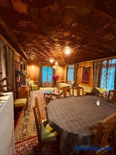 Lucky Kashmir Heritage Houseboat - Image 1