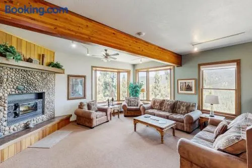 Lake- & mountain-view lodge with hot tub rooftop deck & pool table sleeps 10 - Image 1