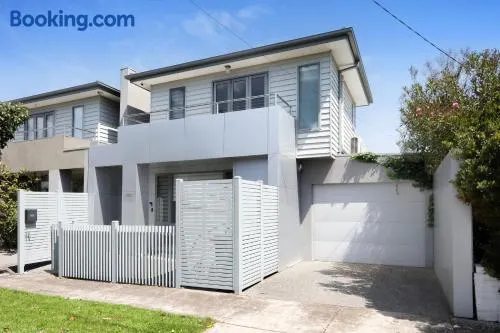 Home Away From Home - Maribyrnong Boutique Townhouse - Image 1