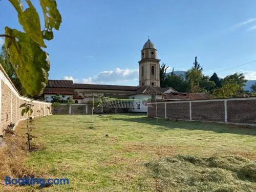 Cabaña con excelente ubicación y zona verde. - Image 1
