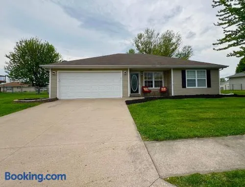 Relax Enjoy Mid-Missouri with Fenced in Back Yard - Image 1