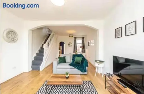 Large 3 bedroom sleeps-7/Gartson/Liverpool - Image 1