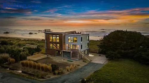 Bandon Coast - Beach Access, Ocean views & Hot Tub - Image 1