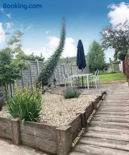 Bimble Cottage-2 beds-Gorgeous Sunny Garden - Image 1