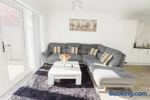 Modern 3BR 3BA Watford Home, For Contractors & Families, Close to Warner Bros, Free Parking, Sleeps 6 - Image 1