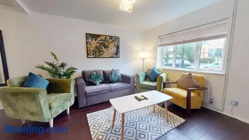 Parlaunt House - 3 bedroom with Free parking - Image 1
