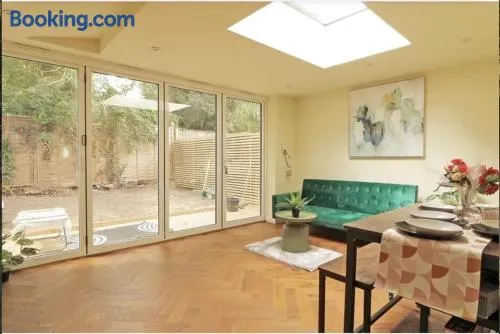Stylish 3BR House Near Central London - Image 1