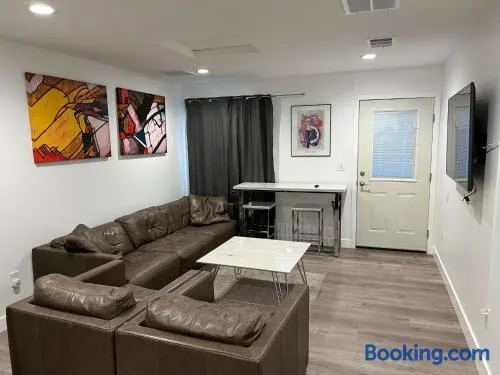 Private gated 1bed & 1bath amazing for 2 in Los Angeles near Universal studio & Hollywood - Image 1