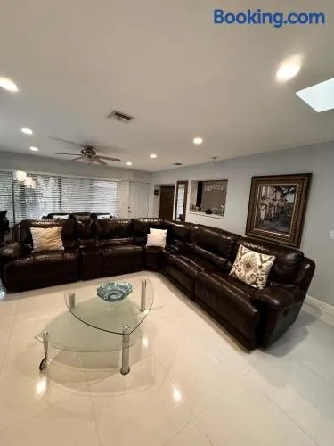 Modern Miami Oversized 3 Bedroom in Central Location - Image 1