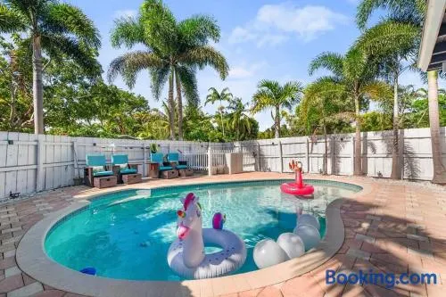 Chic Getaway Near Wilton Drive l Your Urban Escape - Image 1