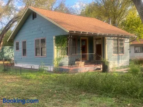 Welcoming 2-bedroom house near historic downtown Seguin - Image 1