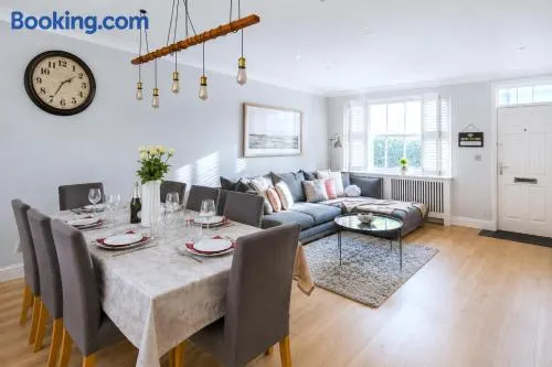 Spacious quiet 4bedrooms 6beds house with private garage 3min walk to Paddington Station - Image 1