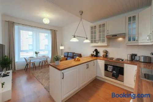 Central 1-bed flat - Walk to shops, pubs and station - Image 1